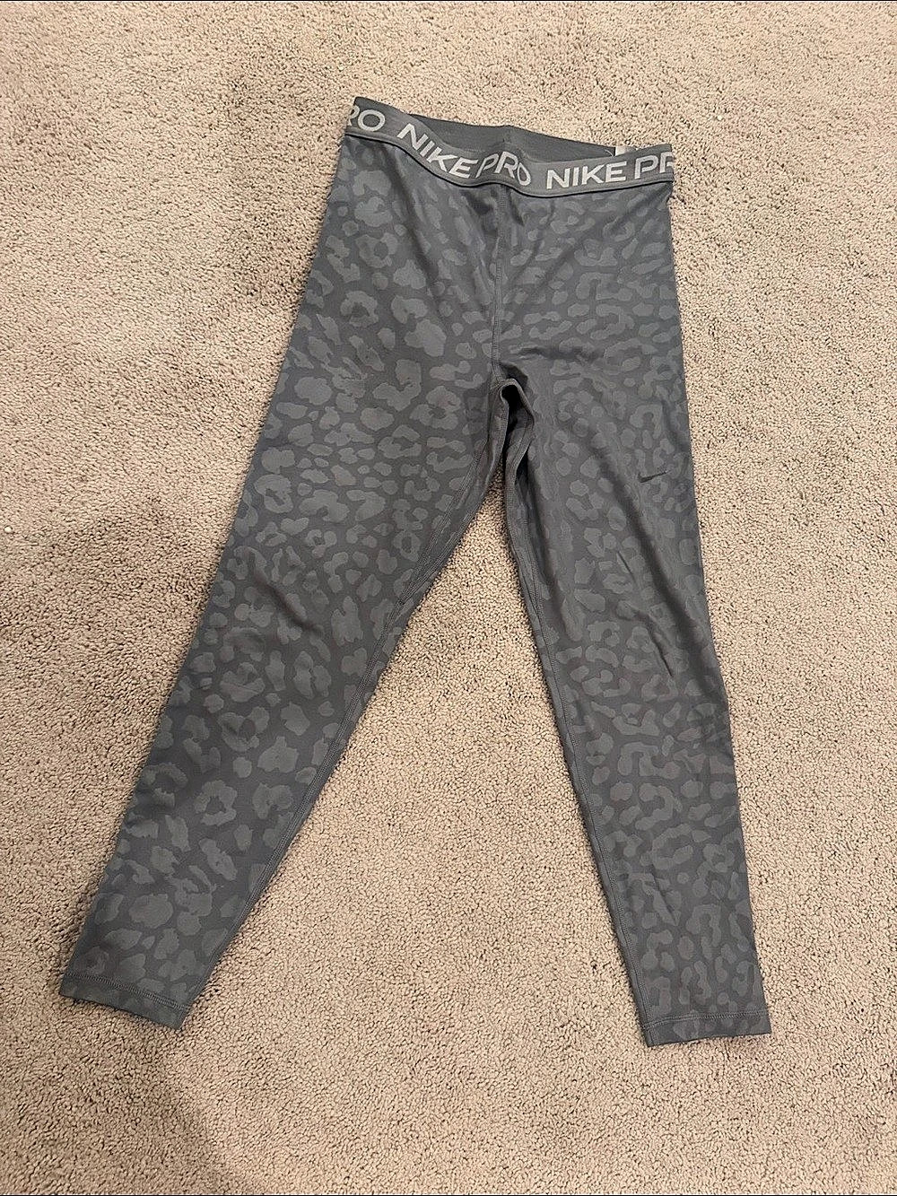 7/8 Nike Pro Tonal Leopard Print Leggings Animal Print Gray Medium